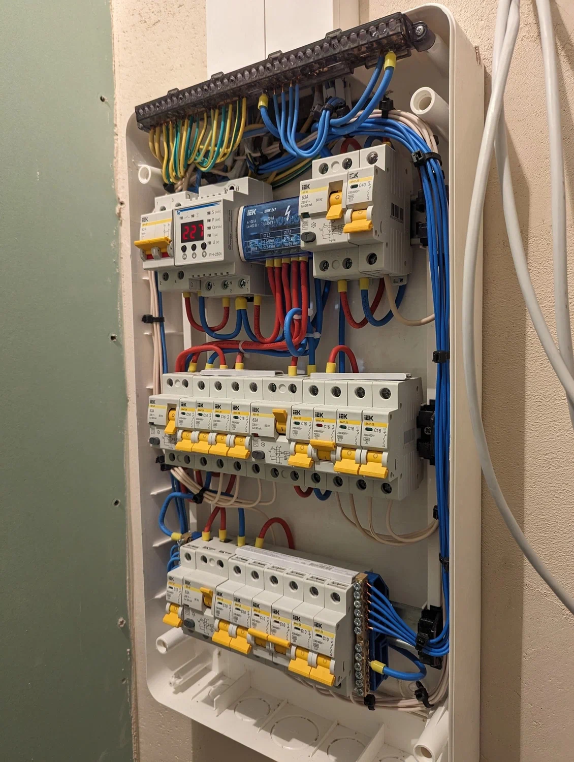 Электромонтажные работы в гараже - полная электрификация и установка щита